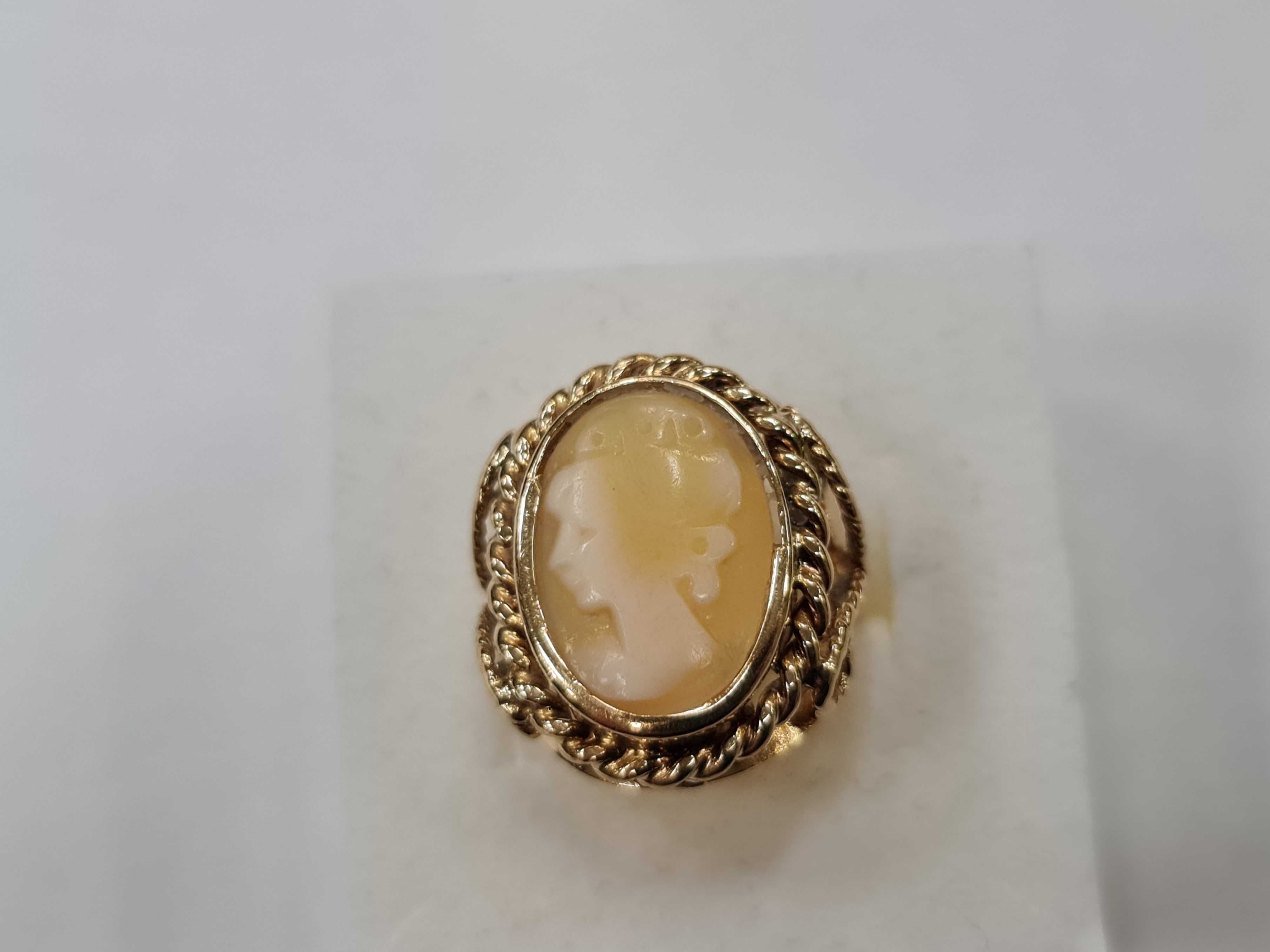II poł. XX wieku! Złoty pierścionek/ Kamea/ 750/ 5.46 gram/ R10