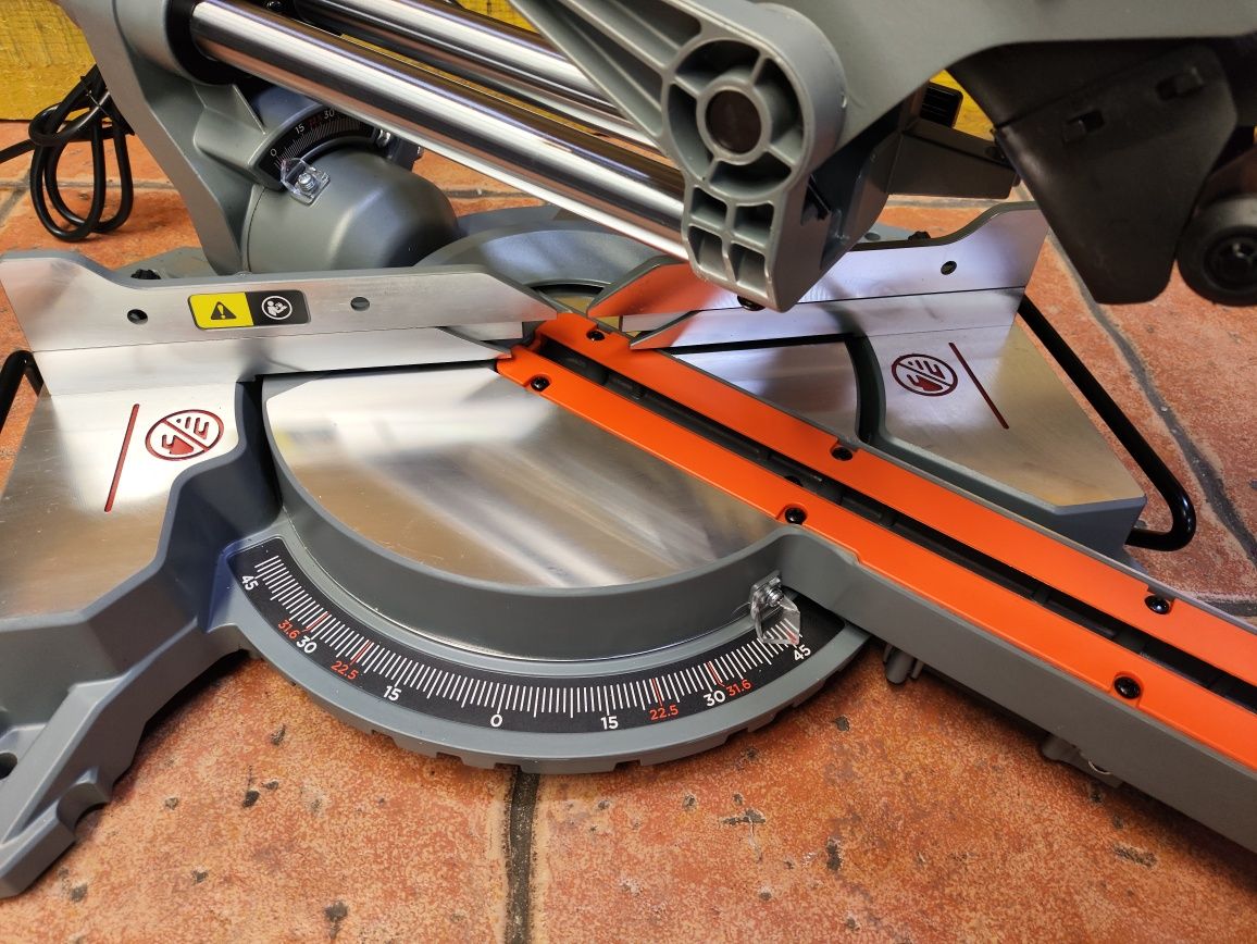 Пила торцовочная сетевая BLACK+DECKER BES700/216мм/XPS/1.6кВт/гар2/Дне