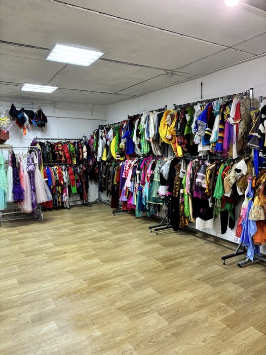 Розпродаж карнавальних костюмів