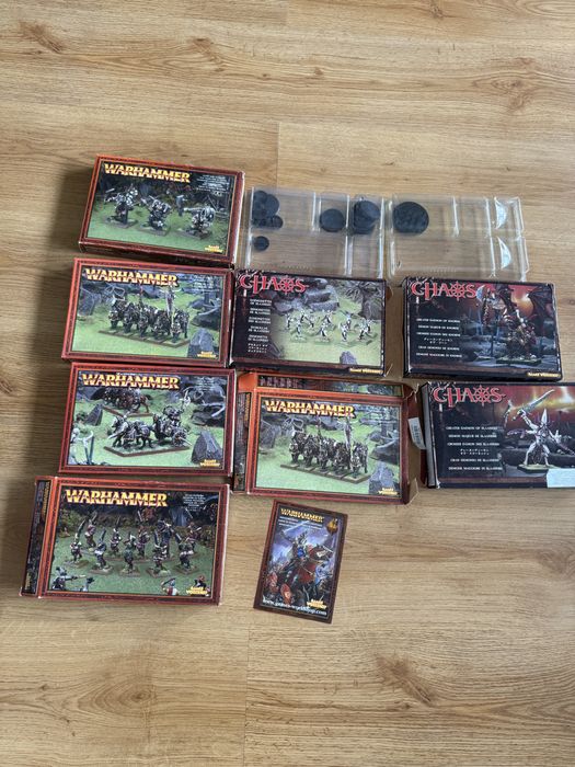 Pudelka po figurkach Warhammer 40000