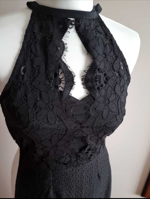 Czarna koronkowa wyszywana sukienka maxi Lipsy London