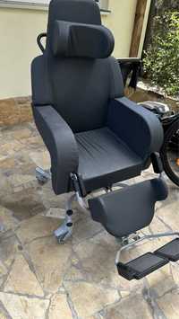 Duży wygodny fotel dla osób niepełnosprawnych zagłówek podnóżek