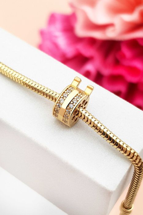 Złoty charms klips z białymi cyrkoniami pr.585