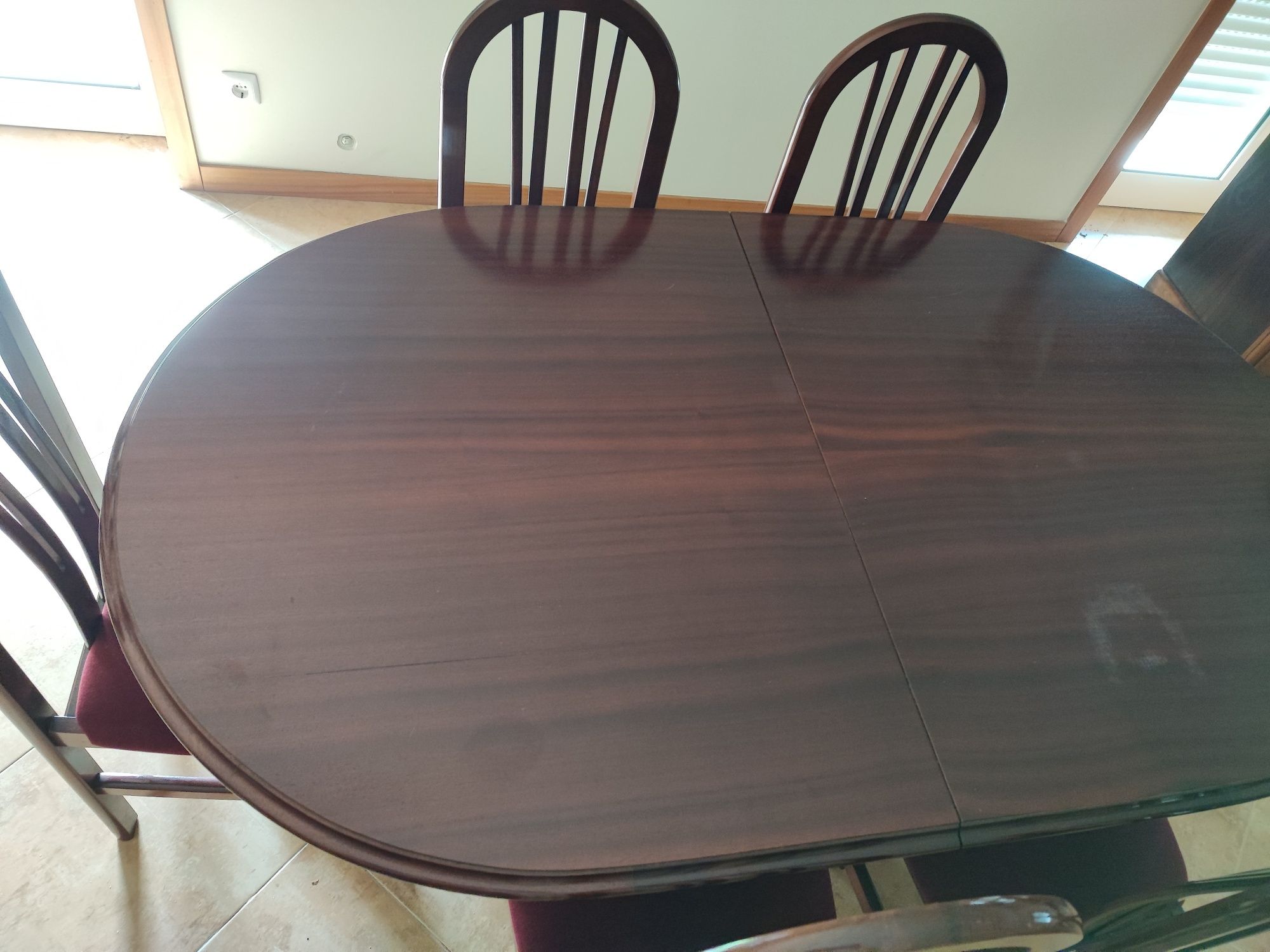 Mesa de sala extensível com cadeiras