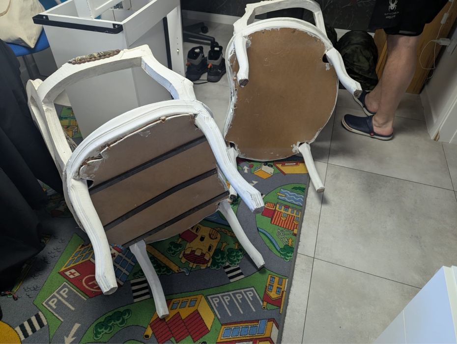 Zestaw mebli drewnianych w stylu barokowym