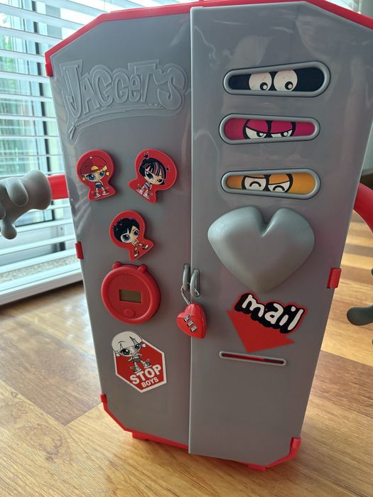 Bonecas Jagets 35 cm com roupeiro