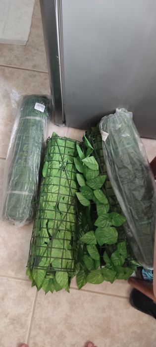 Rede plástica com folhas