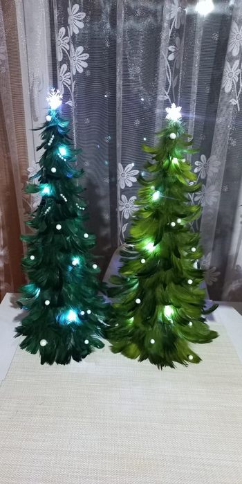 Rękodzieło choinki z piórek