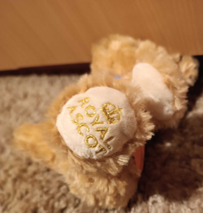 Maskotka pluszak Super miś Royal Ascort w czapce i koszulce 18 cm