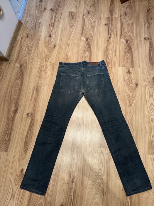 niebieskie długie dżinsy