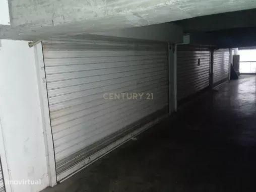 Garagem Em Box De Grandes Dimensões Muito Bem Localizada Em Silves Pró
