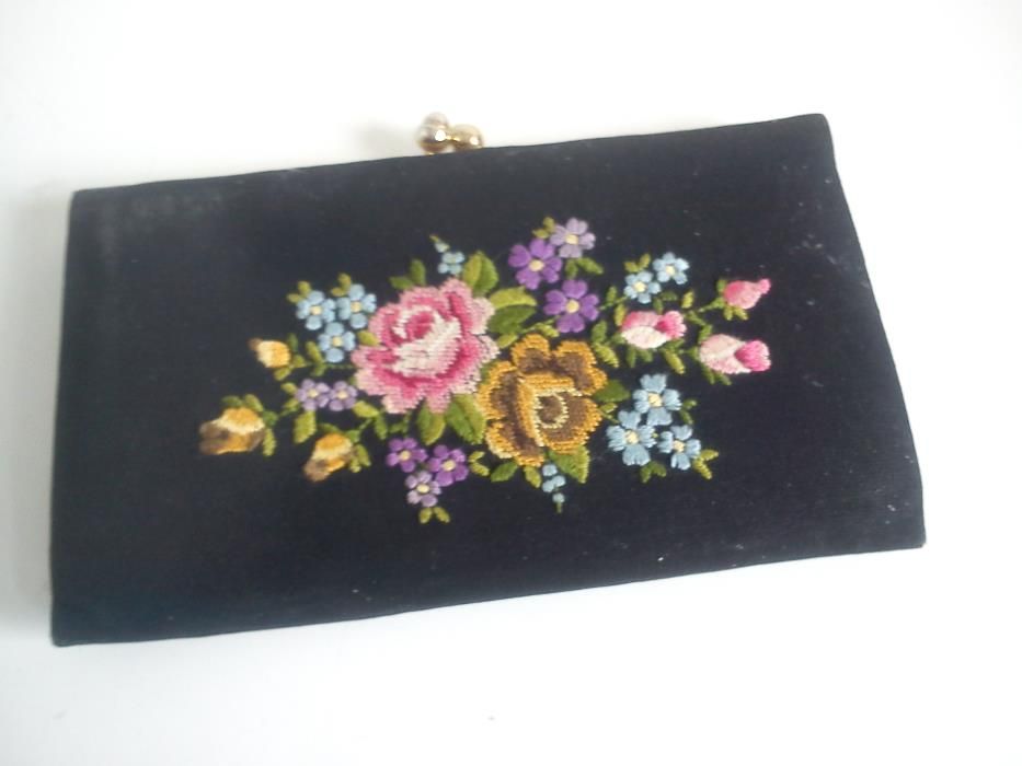 ANtigo e magnifico porta moedas anos 50,60 forrado a tecido e bordado