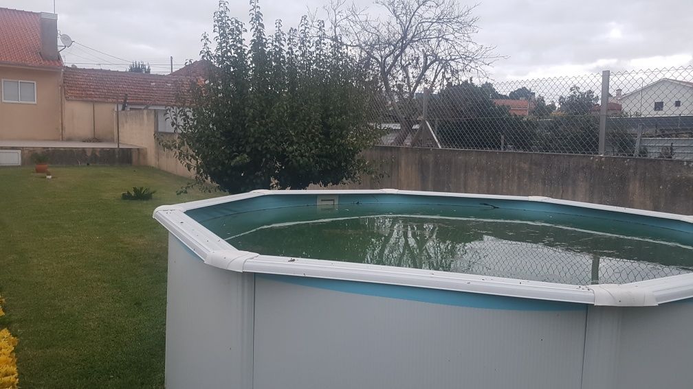 Piscina usada só  tem um ano de uso