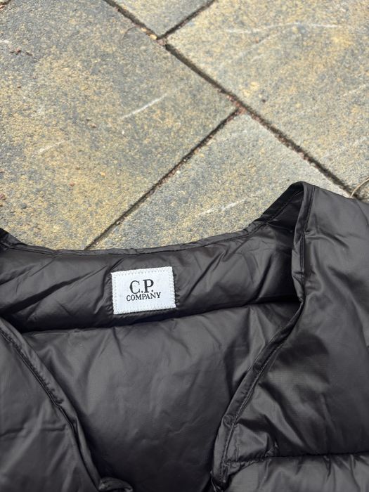 Пуховая жилетка безрукавка мужская черная с линзой C.P Company чорна