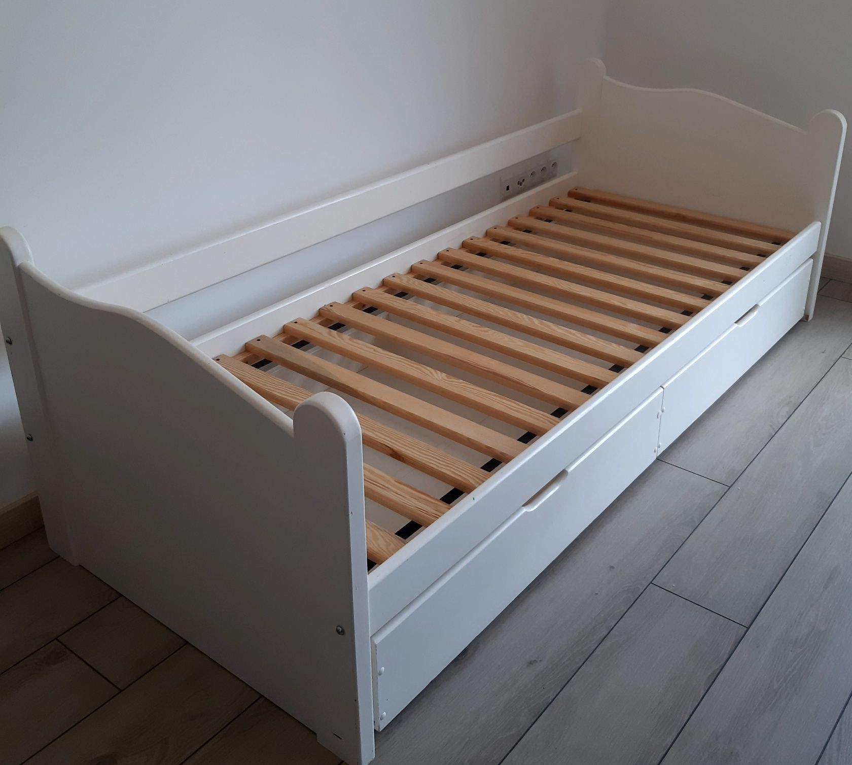 Solidne łóżko z szufladami i barierką