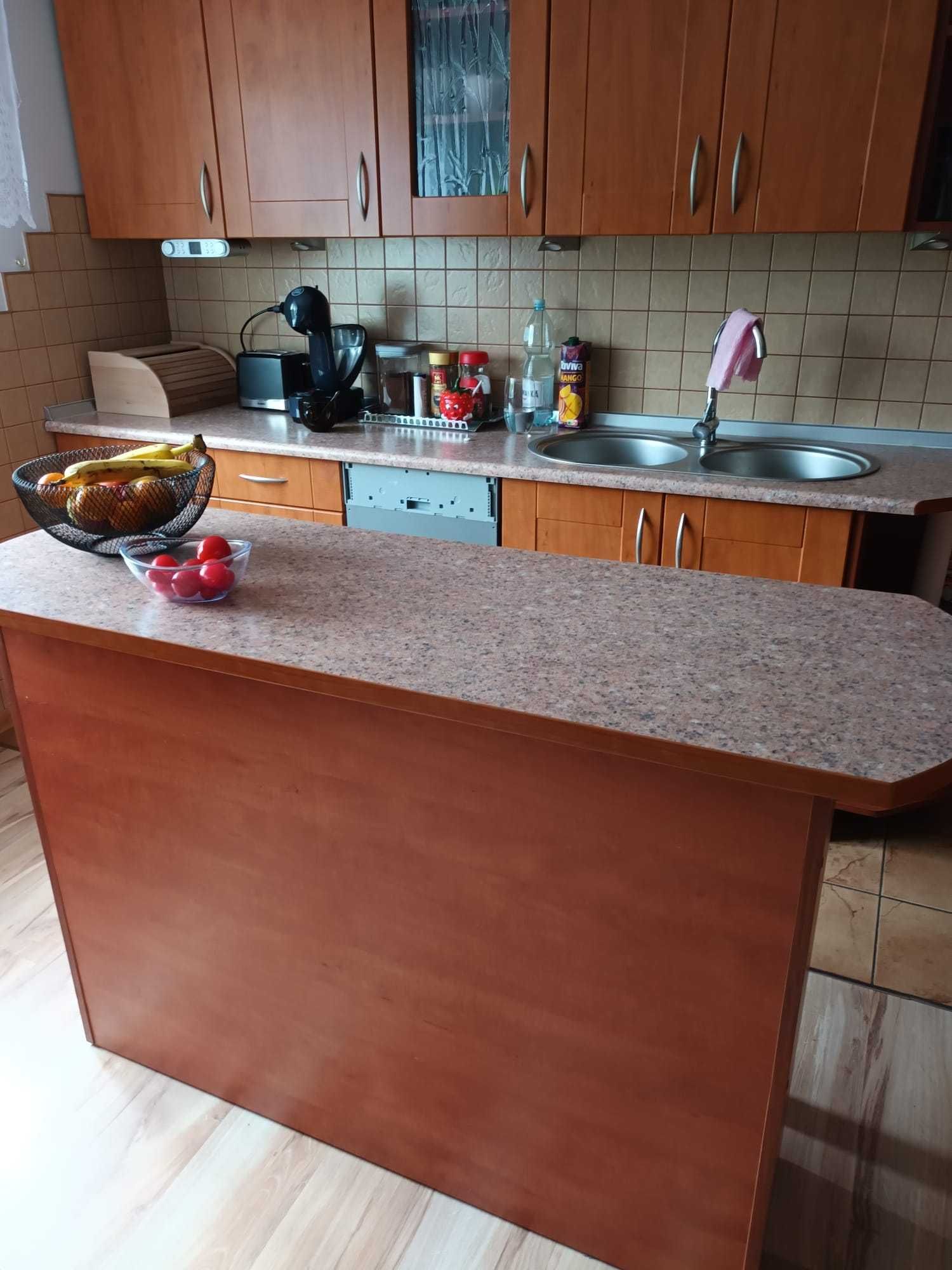 Zestaw mebli kuchennych z wyspą