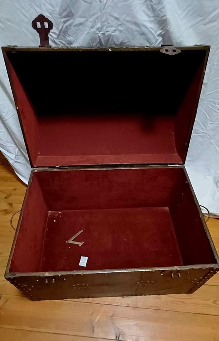 Baú antigo tampa redonda