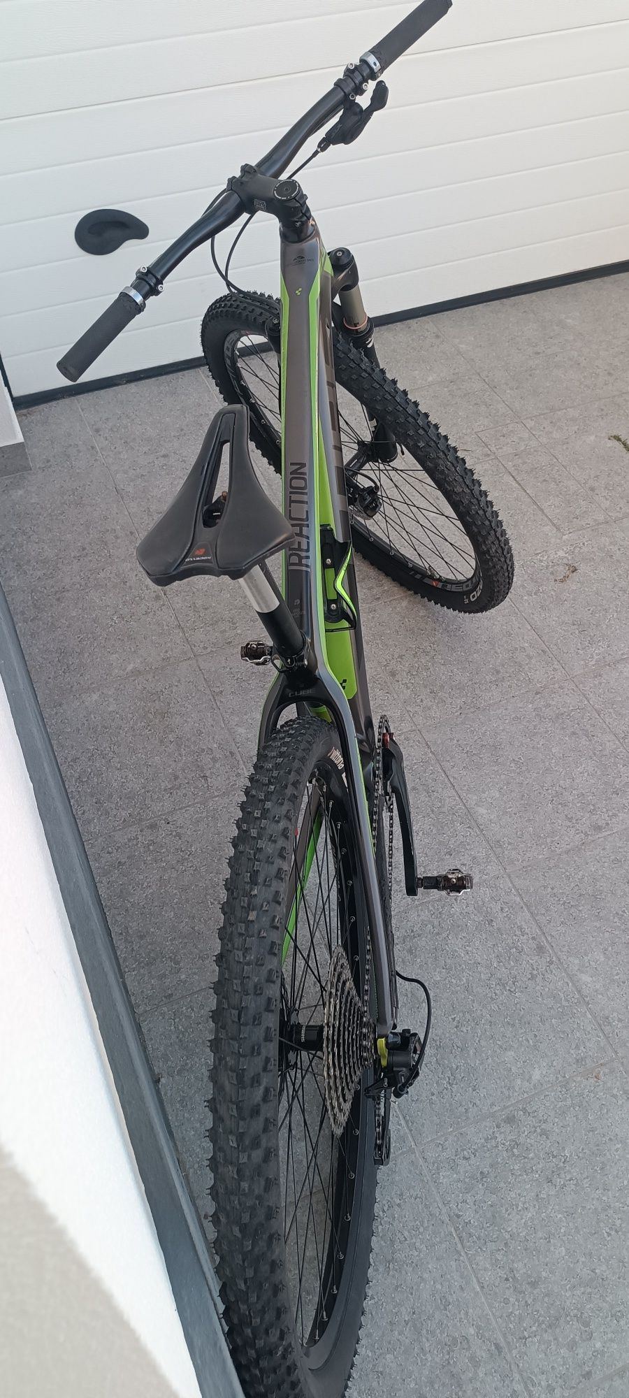 Bicicleta cube carbono M roda 29