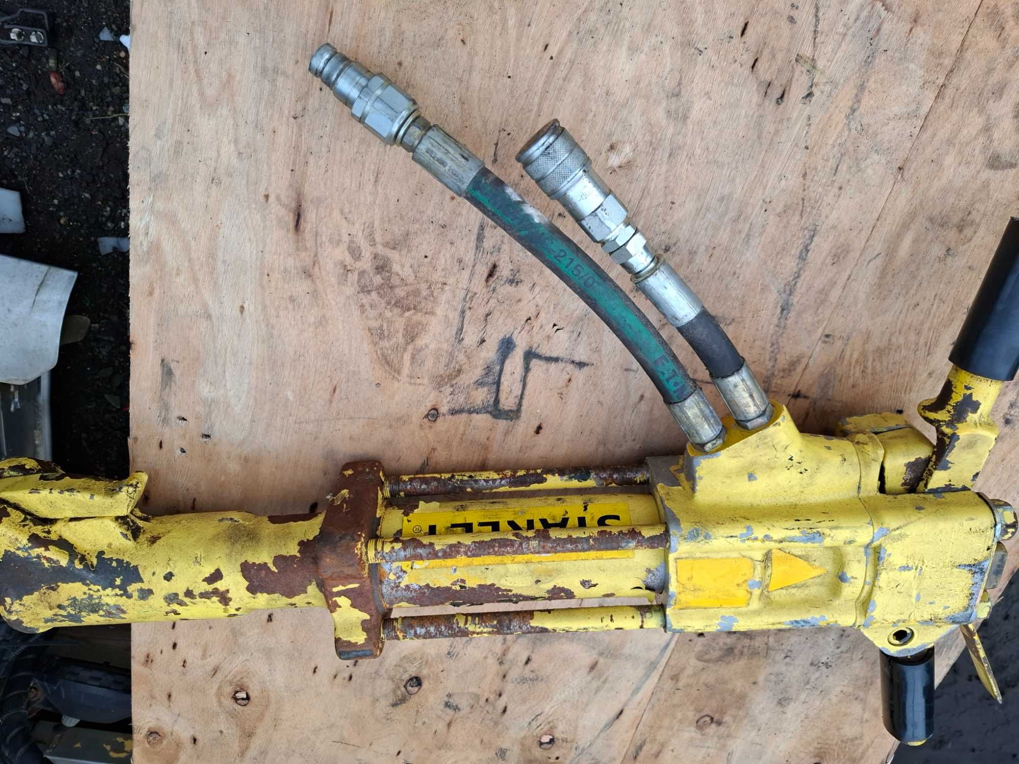 Hydrauliczny młot wyburzeniowy Stanley BRV24