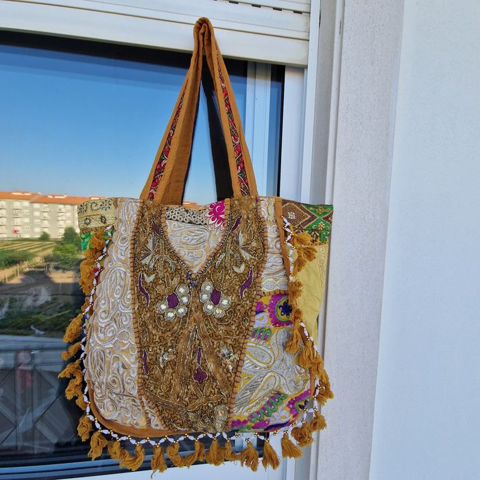 Mala tote feita à mão, cores vibrantes, bordada com borlas decorativas