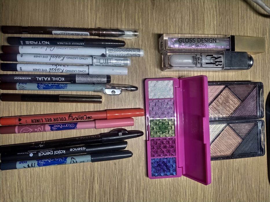 Олівці для очей. Блиски для губ. Тіні для повік
