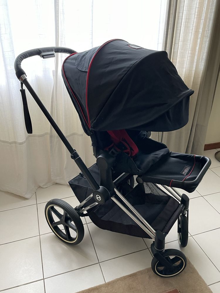 Carrinho Cybex modelo Ferrari