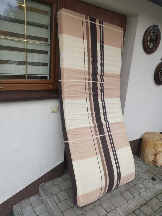 Materac gąbka z pokrowcem