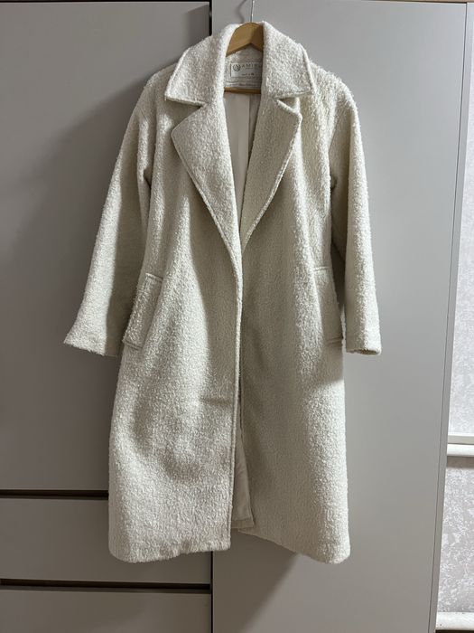Пальто жіноче в молочному кольорі