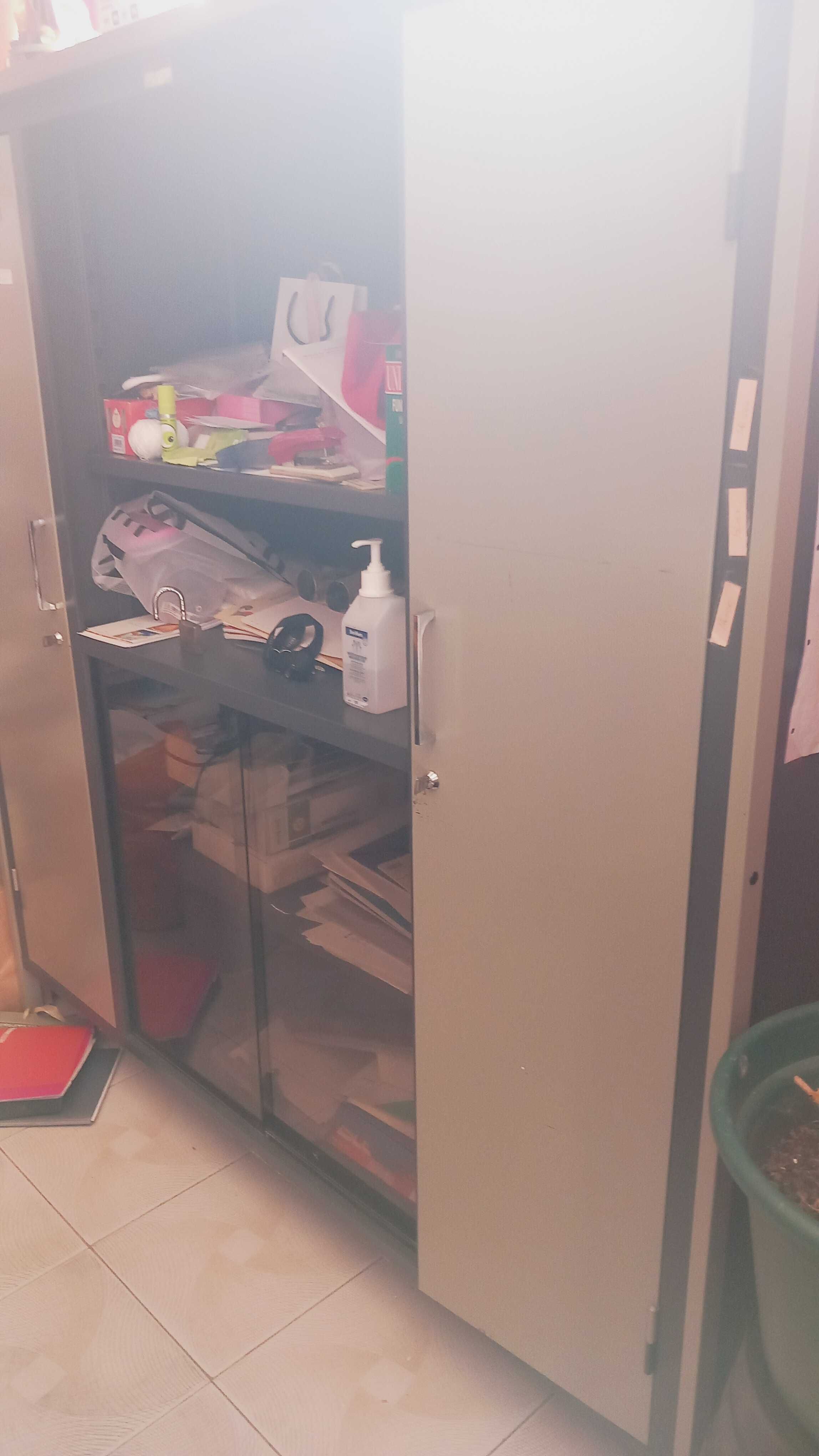 Armário  com 2 portas laterais  em bom estado
