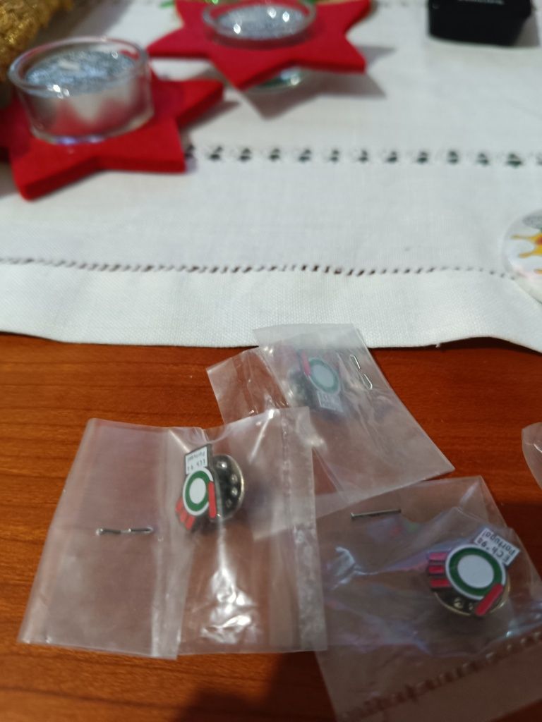 Crachás e pins 1994