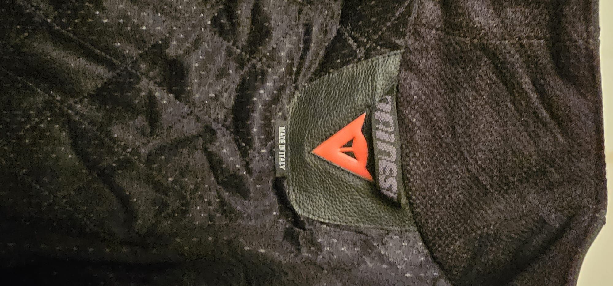 Blusão Dainese em pele com proteções em carbono