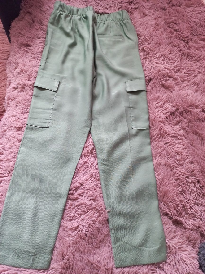 Zielone spodnie z kieszeniami po bokach