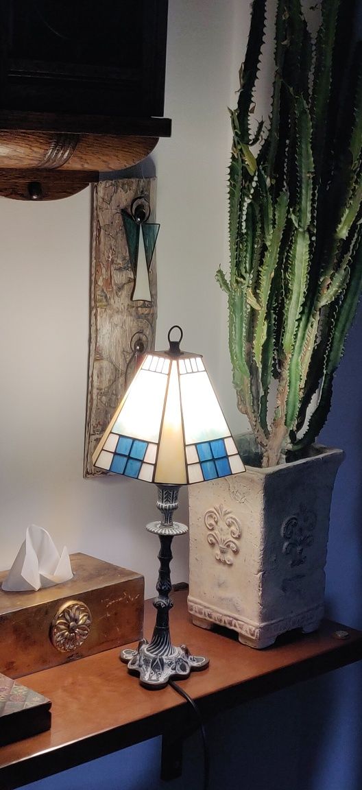 Lampa stojąca z witrażowym abażurem
