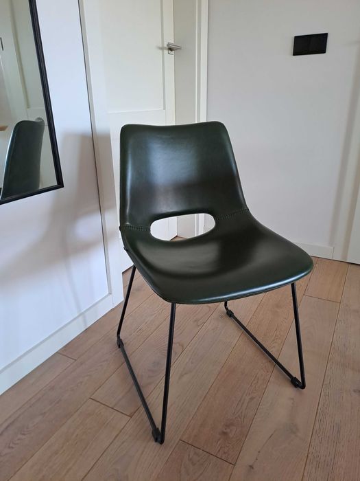 Skórzane krzesło na płozach butelkowa zieleń.