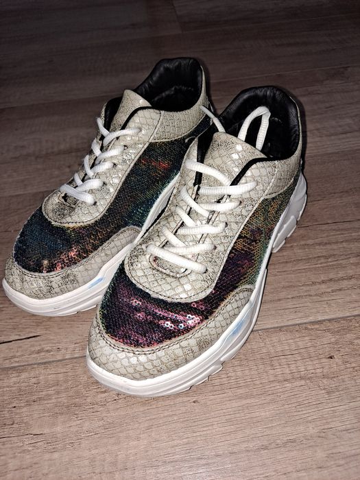 Sneakersy z cekinami na platformie