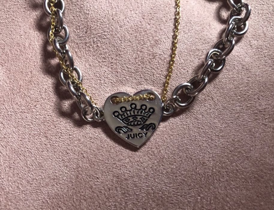 JUICY COUTURE - Pulseira com corações e corrente dourada