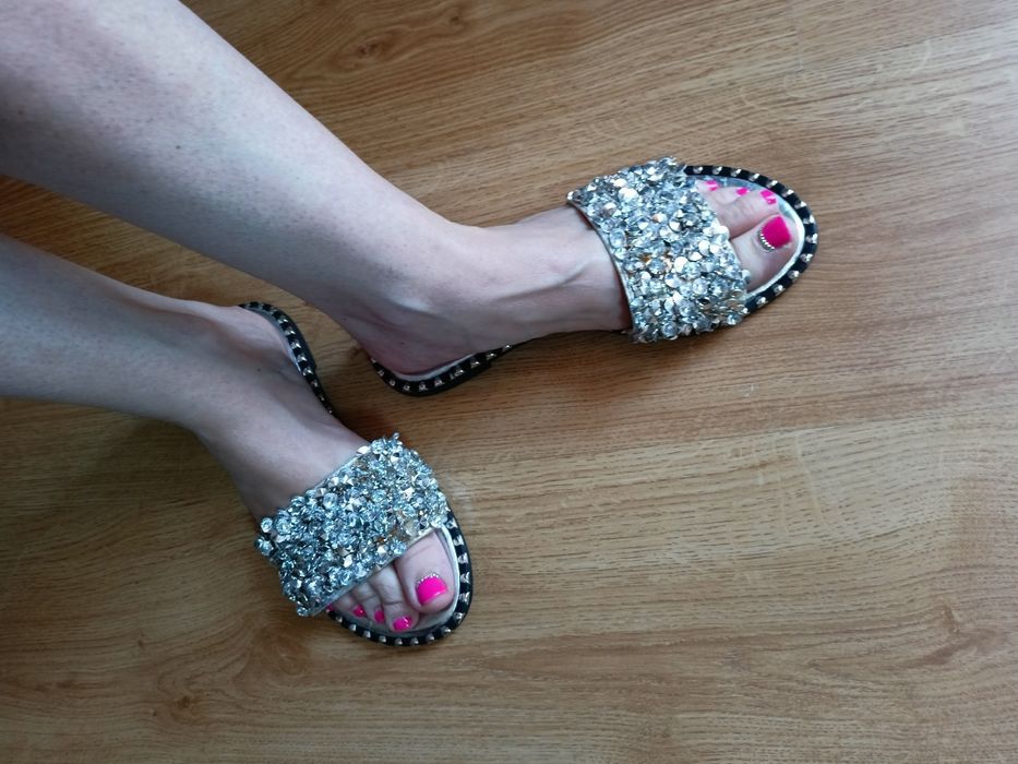 śliczne klapki damskie rozmiar 37, długość wkładki 24 cm.