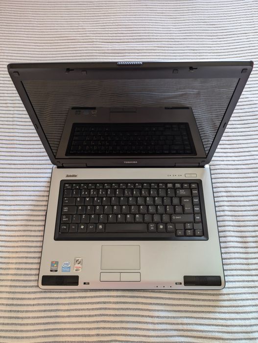 Toshiba Satellite L40 ( Intel T9500 / 3GB / 500GB ) *