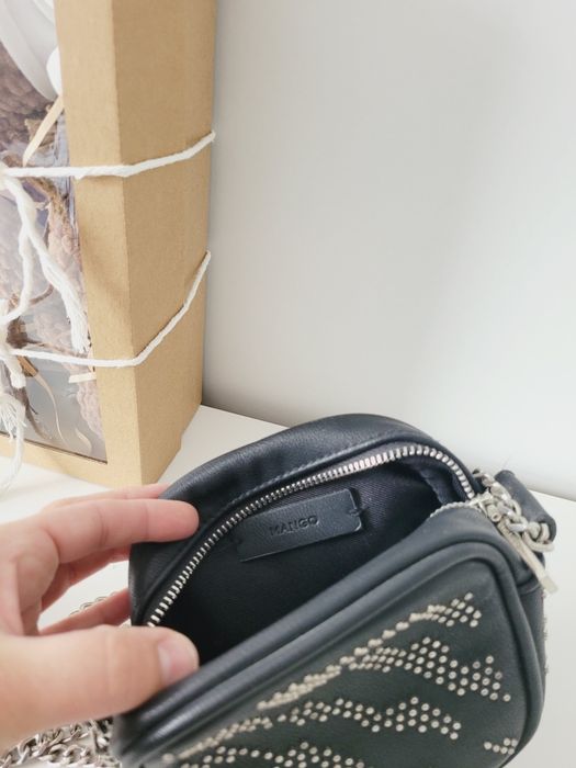 Czarna mała torebka Mango dżety