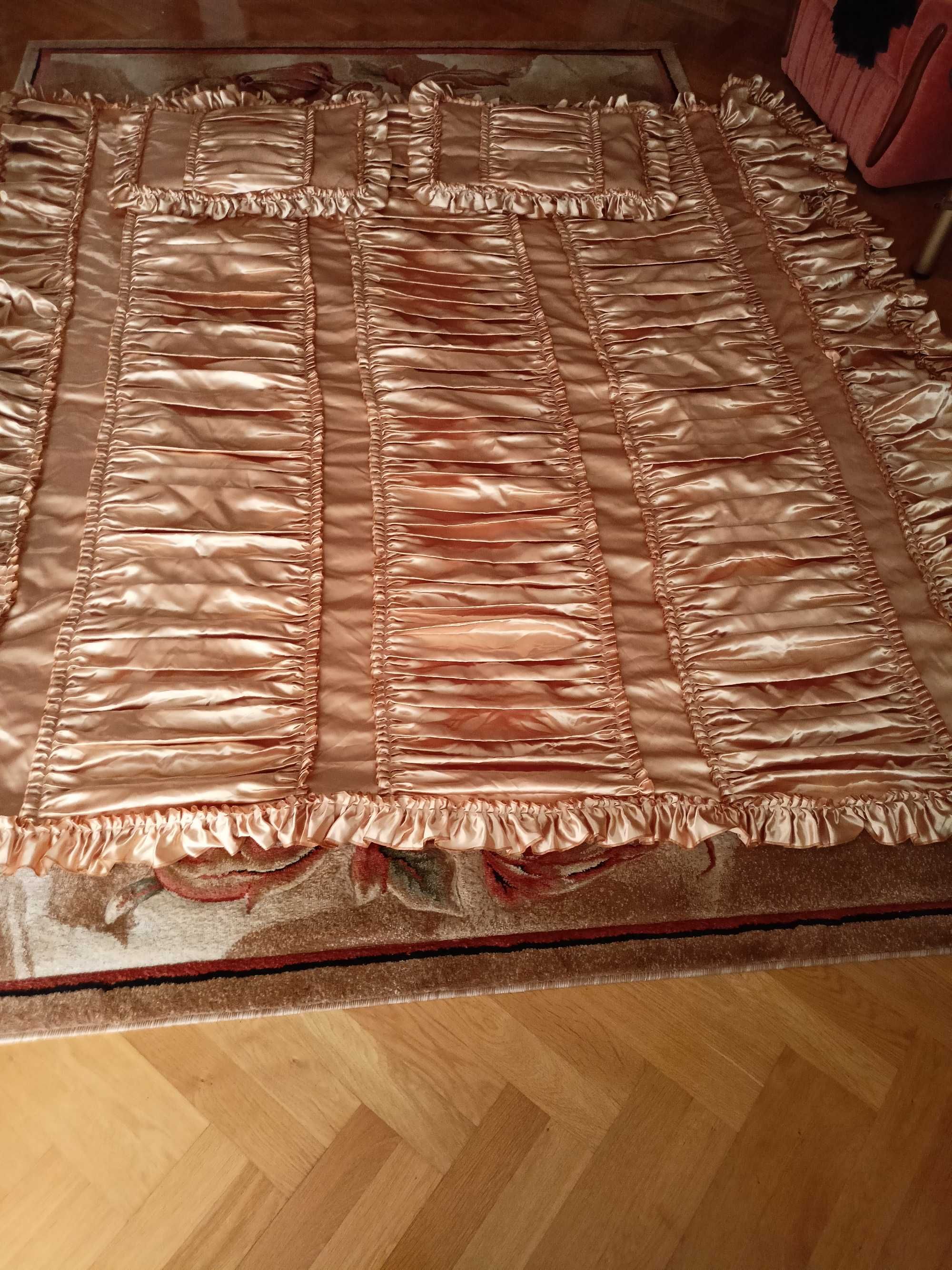 Narzuta na łóżko z dwoma poduszkami dekoracyjnymi