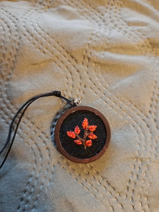 Ręcznie haftowany wisiorek z jesiennymi liśćmi