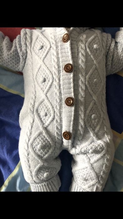 Вязаный теплый  комбинезон человечек