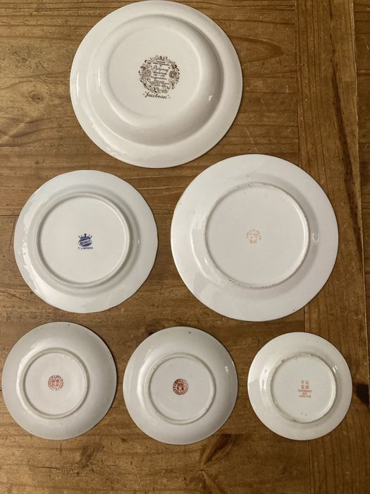 Conjunto vários pratos antigos