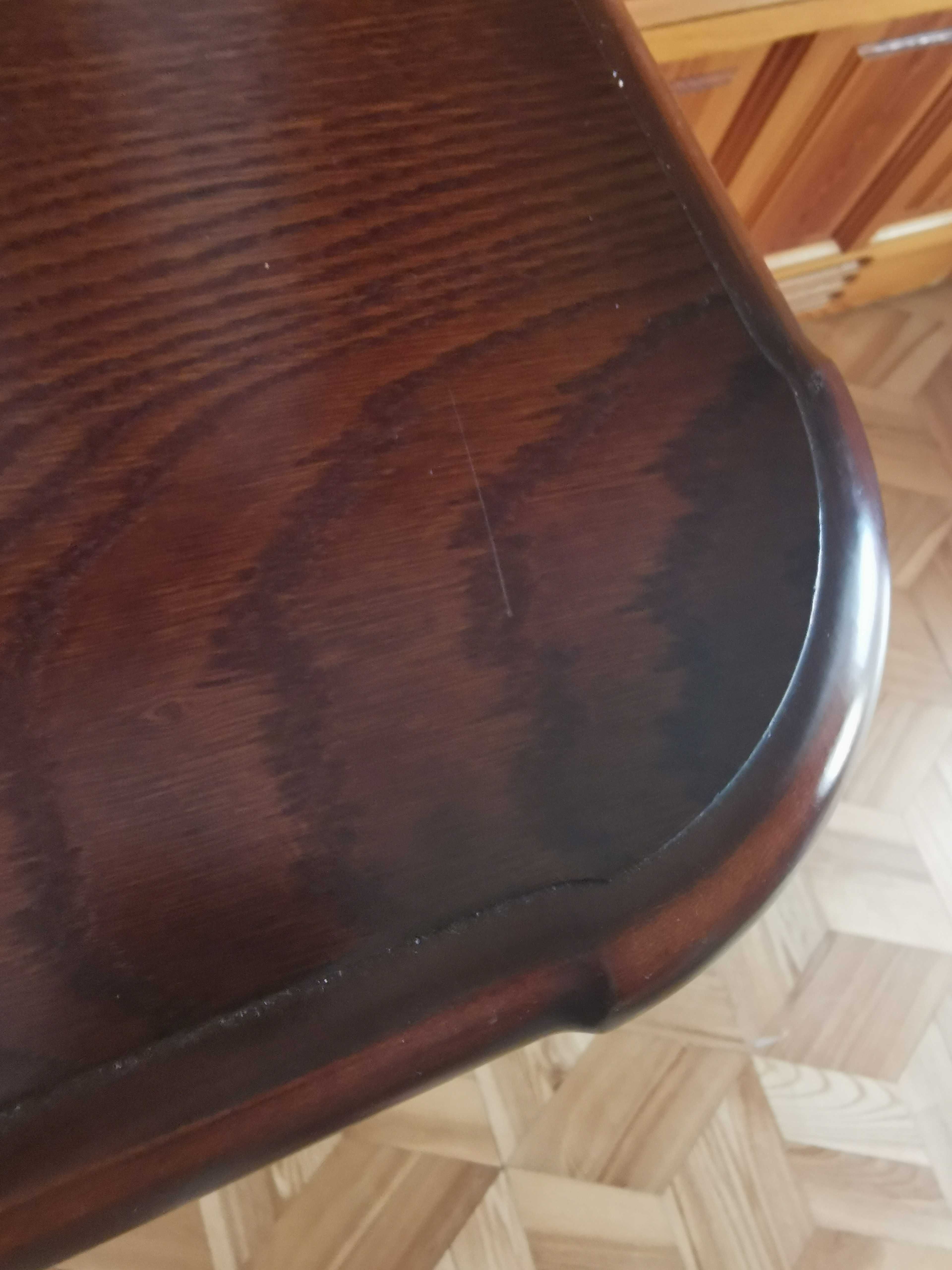 Drewniana komoda z oddzielnym lustrem.