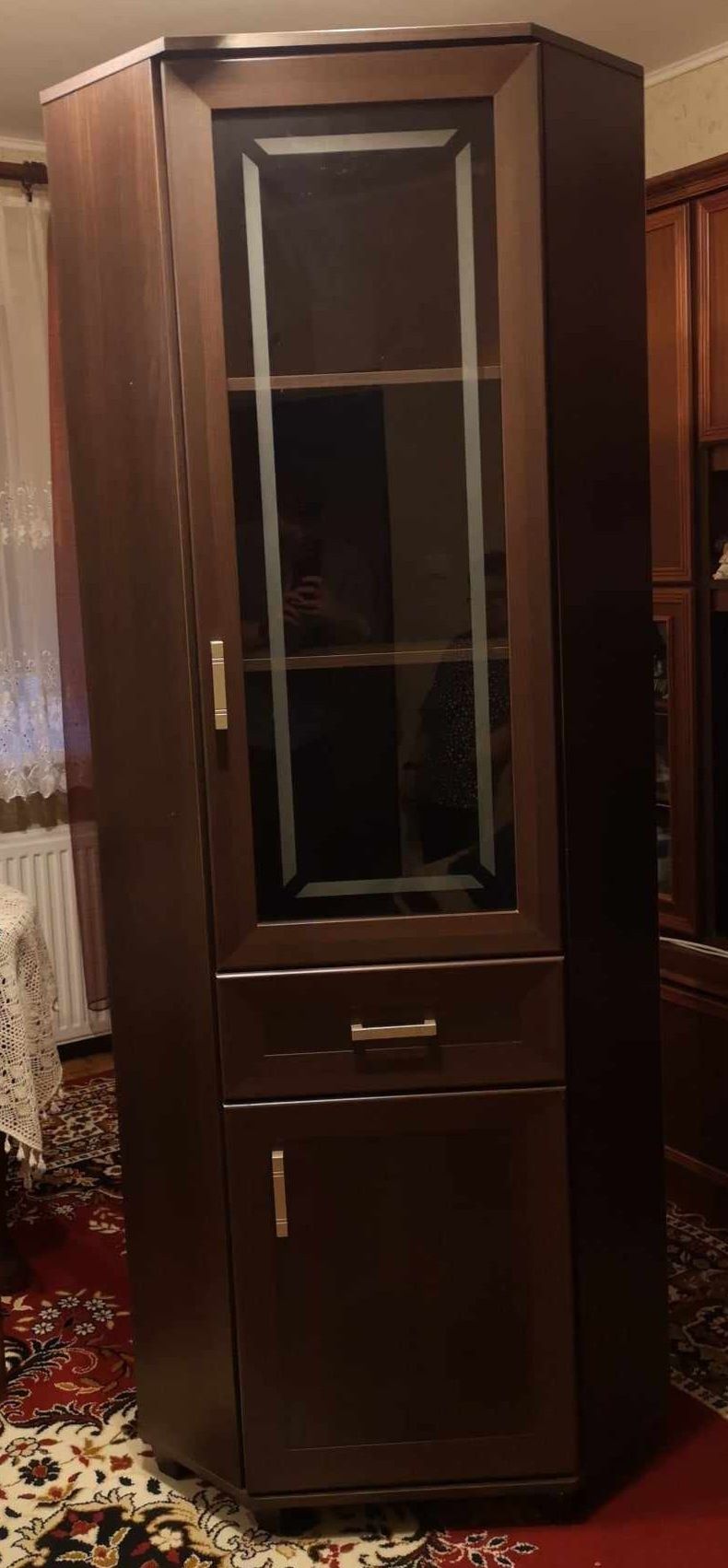 Witryna narożna brązowa