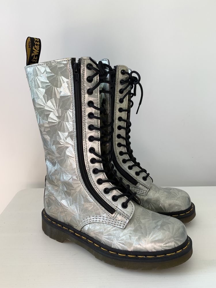 Buty glany kozaki botki dr.Martens r.39 wysokie srebrne hologram