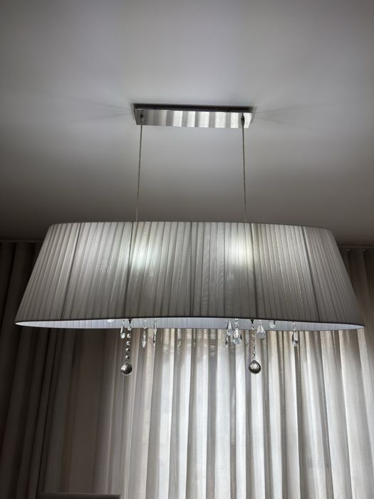 Candeeiro oval plissado com pingentes