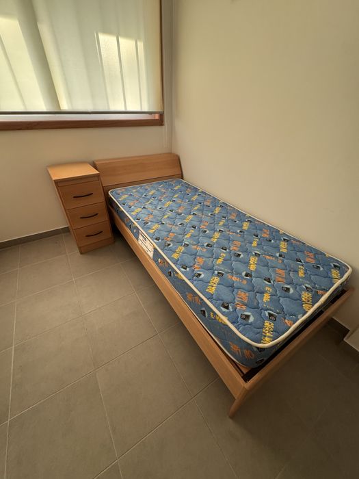 Cama de solteiro com arrumação em madeira