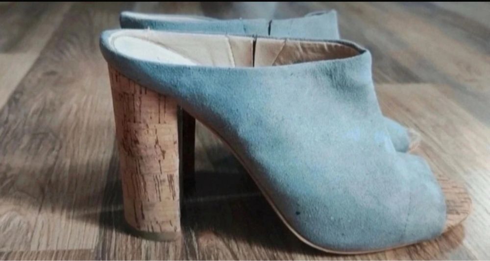 Szare buty na slupku