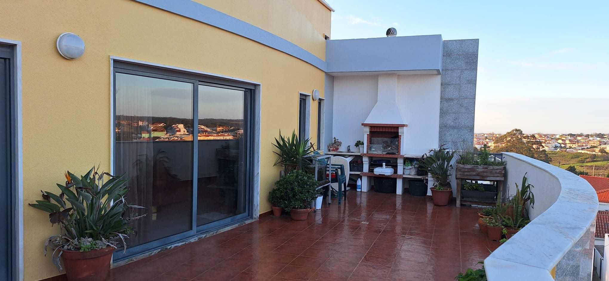 Excelente Apartamento T4 + "T0" no centro de Mafra